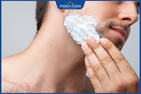 bôi kem cạo râu