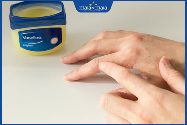 bôi vaseline lên tay