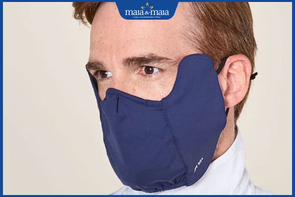 đeo khẩu trang tránh nắng