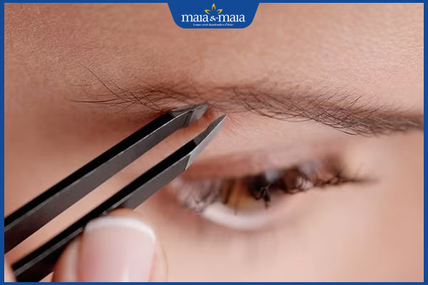 dùng nhíp nhổ lông mày