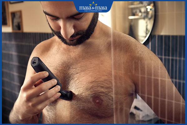 Có nên cạo lông ngực không? Cần lưu ý gì khi thực hiện? 2 nam giới cạo lông ngực