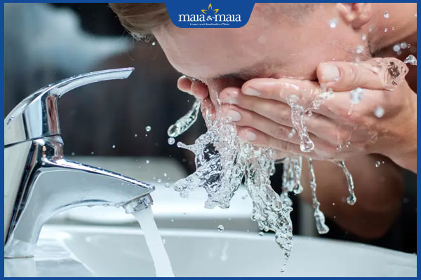 nam giới rửa mặt