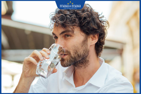 nam giới uống nước