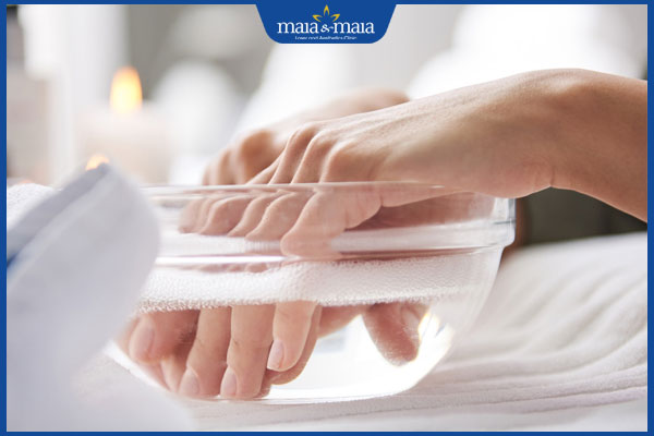 Mụn nước ở lòng bàn tay là như nào? Hướng điều trị hiệu quả 5 ngâm tay nước lạnh