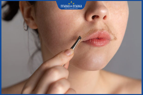 nhổ ria mép bằng nhíp