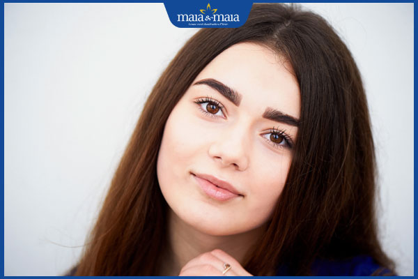 phụ nữ lông mày rậm