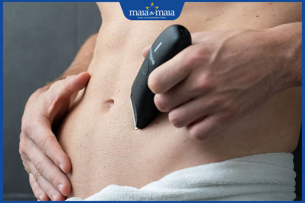 thực hiện cạo lông bụng