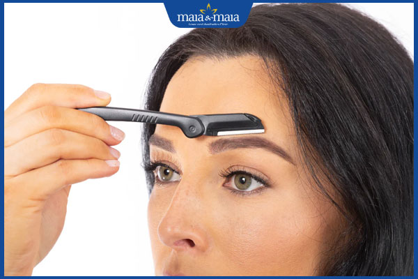 thực hiện cạo lông mày