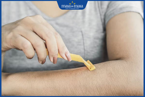 thực hiện cạo lông tay