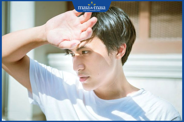 Cạo râu xong bị thâm do đâu? Phương pháp triệt râu an toàn 2 tiếp xúc với ánh nắng