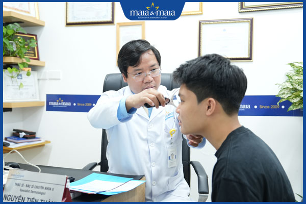 bác sĩ thăm khám