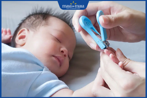 cắt móng tay cho trẻ