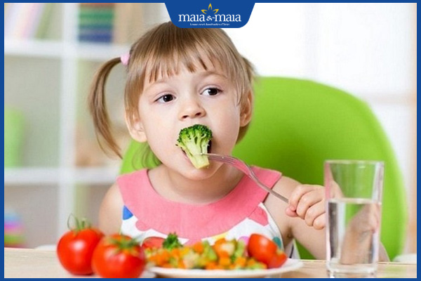 cho trẻ ăn uống