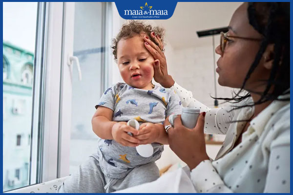 đưa trẻ đi khám bác sĩ