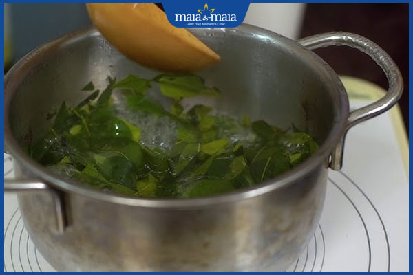 nấu nước lá khế để tắm