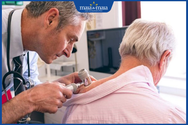 người cao tuổi thăm khám bác sĩ