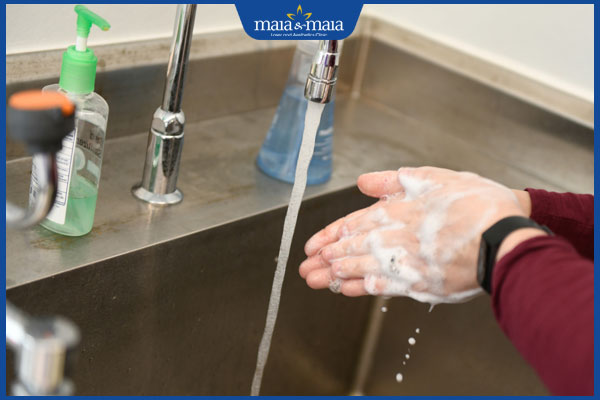 TOP 5 loại nước rửa tay cho người viêm da cơ địa lành tính 2 rửa tay sạch sẽ