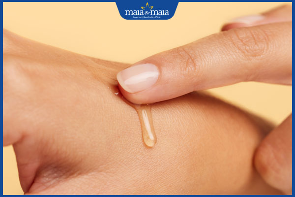 Chia sẻ 2 mẹo dùng dầu cám gạo chữa viêm da cơ địa tại nhà 2 thoa dầu lên da