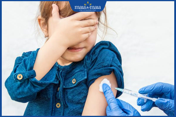 thực hiện tiêm vắc xin cho trẻ