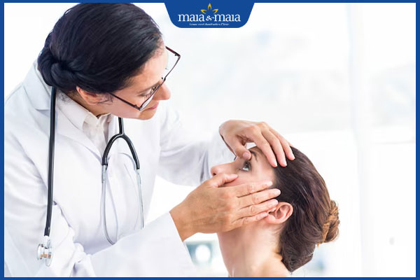 bác sĩ khám mắt