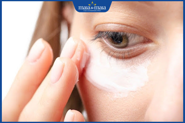 bôi kem quanh mắt
