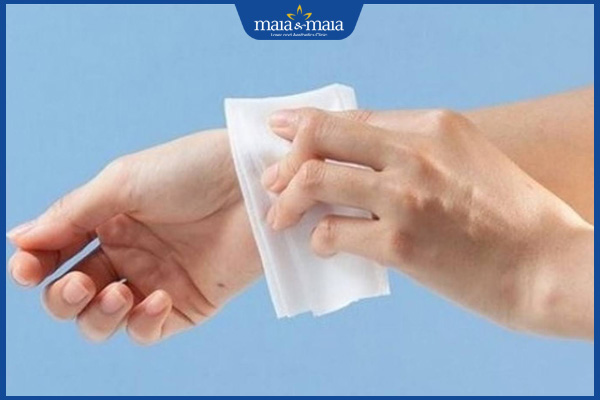 chườm khăn lạnh