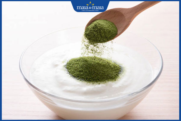sữa chua và bột trà xanh