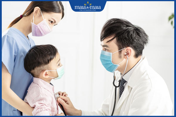 trẻ khám bác sĩ