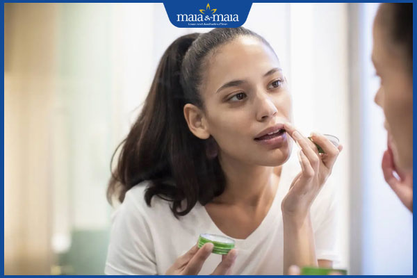 bôi kem dưỡng môi