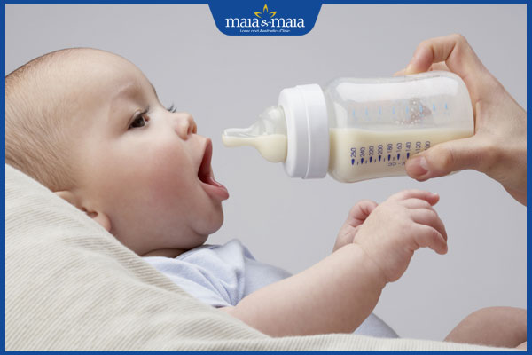 cho trẻ uống sữa bò