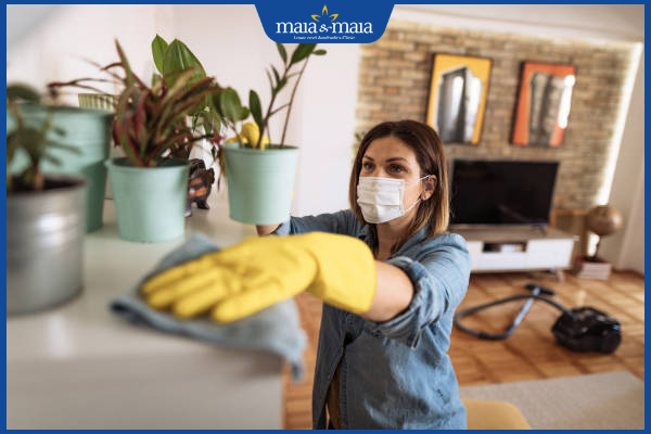 đeo khẩu trang dọn nhà