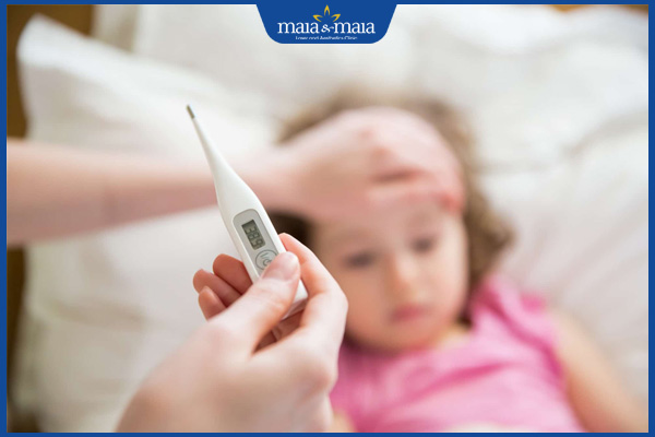 đo nhiệt độ cho trẻ