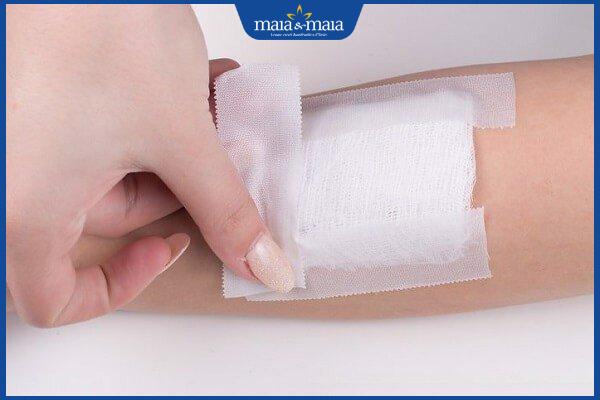 dùng băng dính y tế