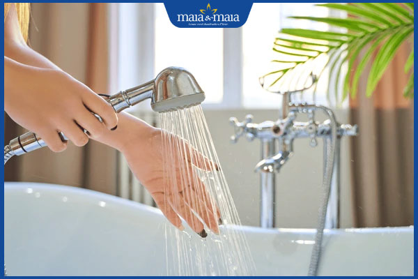 Bị dị ứng có nên tắm không? Lưu ý tắm rửa đúng cách 3 kiểm tra nhiệt độ nước tắm