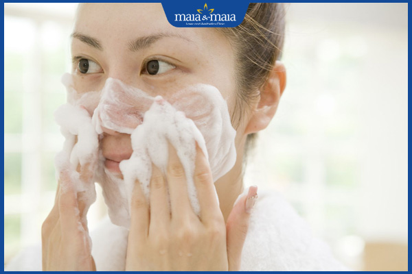 Trang điểm che quầng thâm mắt thế nào cho hiệu quả? Hướng dẫn tips chi tiết nhất 2 sử dụng sữa rửa mặt