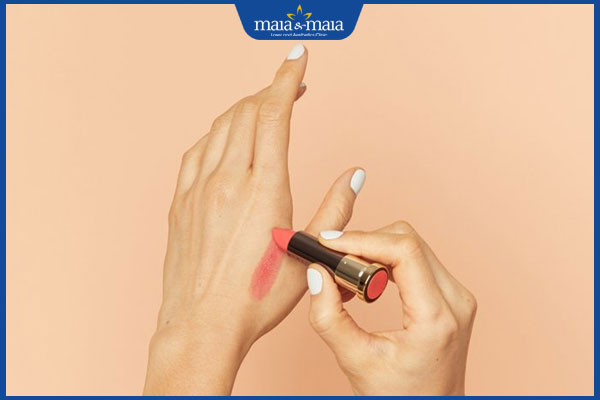 Dị ứng son môi là như thế nào? Cách xử lý khi gặp phải 6 thử son môi lên tay