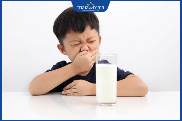 tránh cho trẻ uống sữa bò