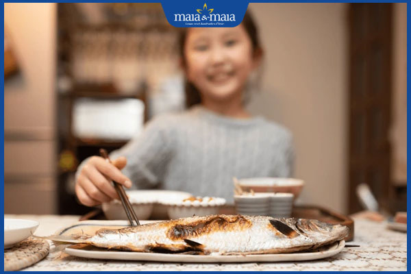 trẻ ăn hải sản