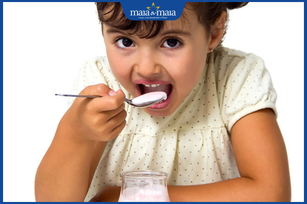 trẻ ăn sữa chua