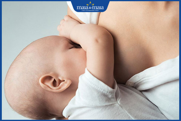 trẻ bú sữa mẹ