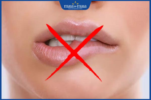 không cắn môi