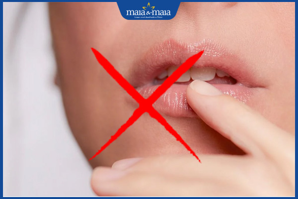 không chạm vào môi