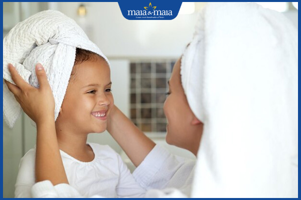 lau khô người trẻ sau tắm