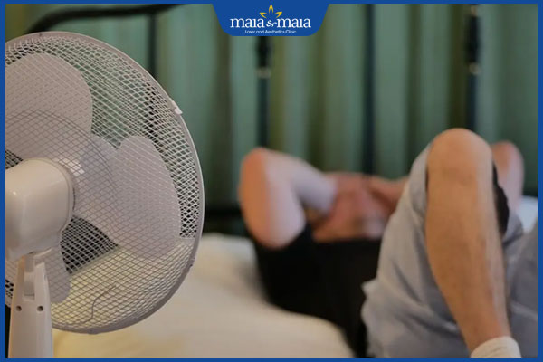 Sốt phát ban kiêng gió không? Hướng dẫn chăm sóc đúng cách 2 nằm quạt