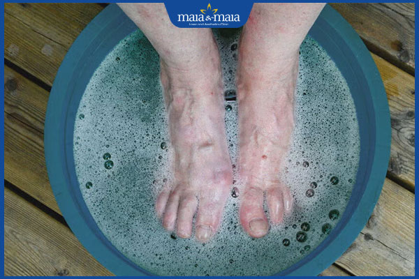 ngâm chân nhiều trong nước