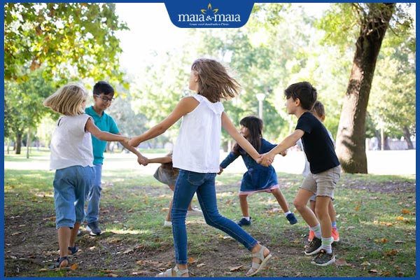 U mềm lây ở trẻ em nguy hiểm không? Cách điều trị hiệu quả 2 trẻ em chơi đùa