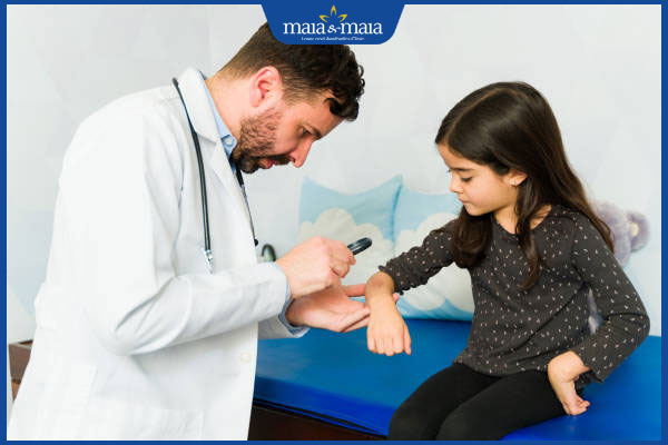 trẻ khám bác sĩ