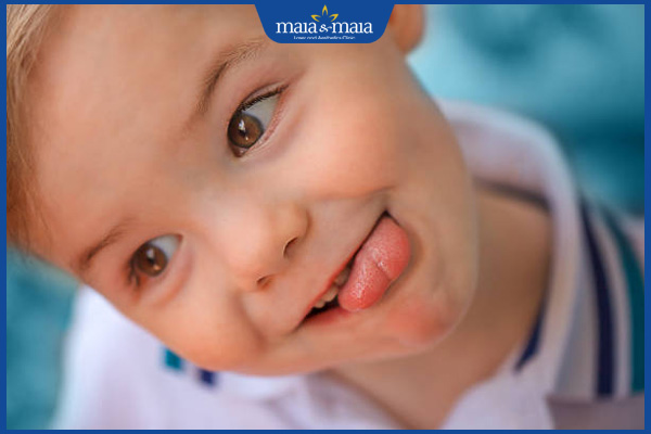 Chốc mép ở trẻ em do đâu? Điều trị và phòng tránh thế nào? 2 trẻ liếm môi