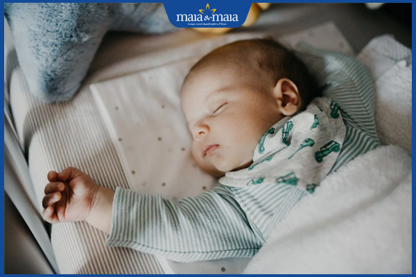 trẻ sơ sinh ngủ