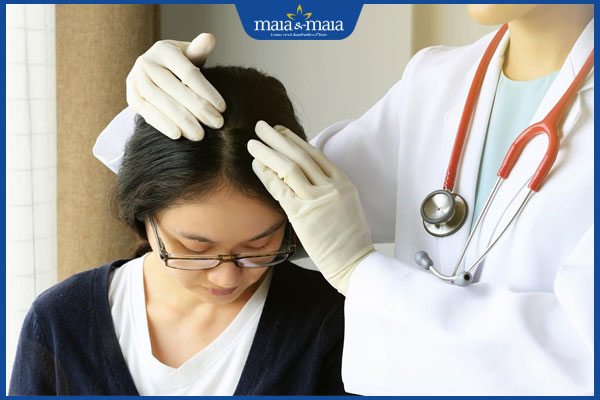 bác sĩ khám nốt ruồi trong tóc
